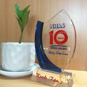 Kỷ niệm chương pha lê rẻ và đẹp của Việt Plaza